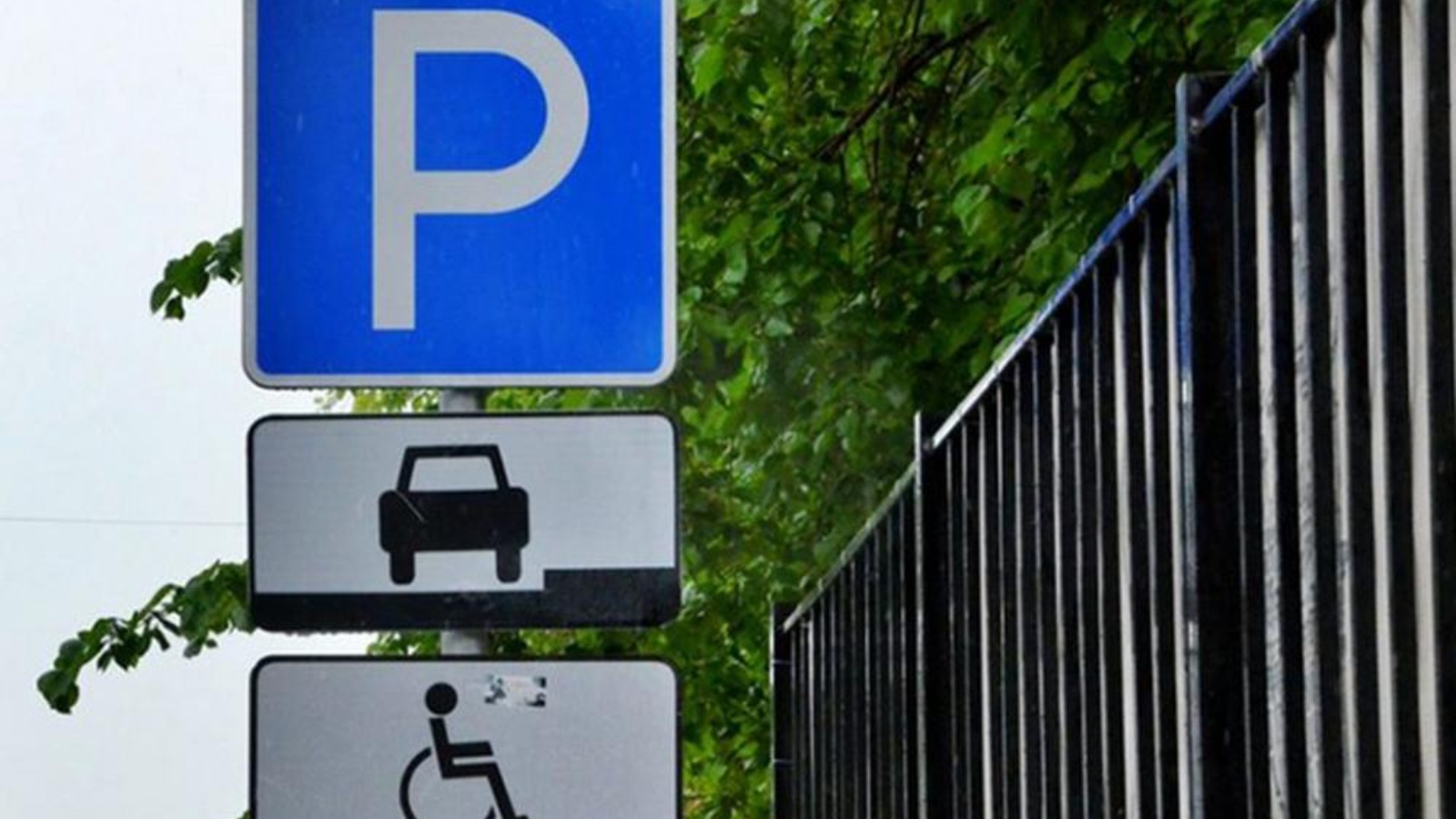 Можно ли парковаться инвалидам на платной парковке. Знак парковка для инвалидов. Табличка парковка для инвалидов. Место для инвалидов на парковке. Знаки парковки для инвалидов с табличками.